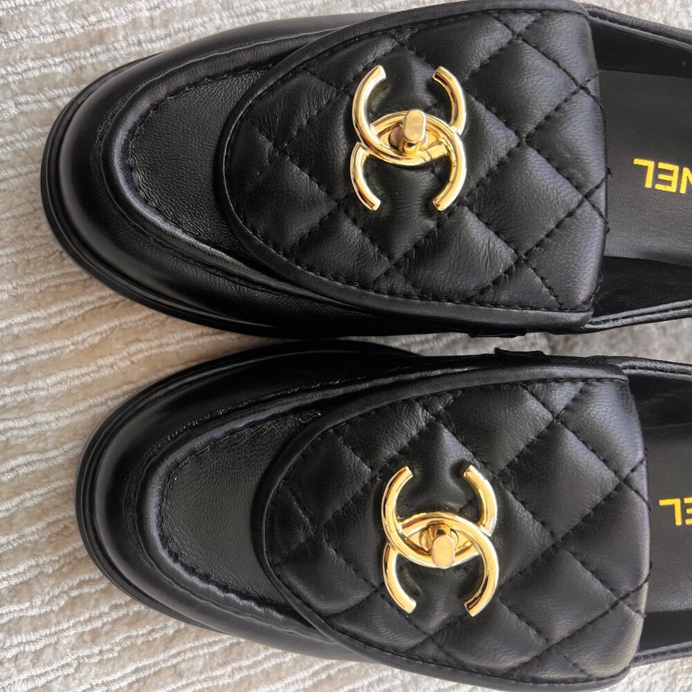 CHANEL Black Lambskin Quilted CC Turnlock Flap Loafers Flats - Size 39